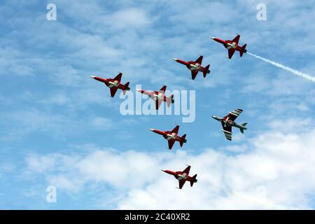 PAYERNE, SCHWEIZ - 7. SEPTEMBER: Patrouille Suisse Akrobatik-Team in Flugformation über den Abfluss des Militärflughafens Payerne während der A Stockfoto