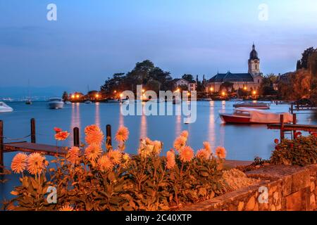 Temple de Morges, gesehen in der Dämmerung vom Quai Igor-Strawinsky in Morges, Schweiz am Ufer des Genfer Sees (Leman-See). Stockfoto