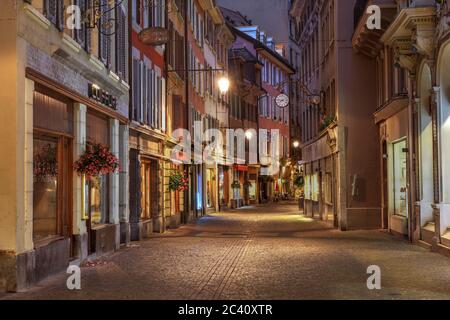 Fußgängerzone (Rue du Lac) in der Altstadt von Vevey am Ufer des Genfer Sees in der Schweiz Stockfoto