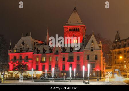 Nachtaufnahme des Chateau d'Ouchy in Lausanne, Schweiz unter Neuschnee Herbst im Winter 2014-2015. Stockfoto