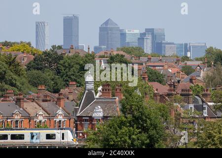 London, England. Juni 2020. Blick auf die Stadt Canary Wharf aus Brockwell Park in South London, England. Die Temperaturen erreichten in der Hauptstadt Höchststände von 28 Grad. (Foto von Sam Mellish / Alamy Live News) Stockfoto