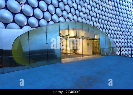 Birmingham, UK - 30. Januar 2013 - architektonisches Detail des Eingangs zum Wahrzeichen Gebäude Selfridges Department Store in Birmingham, UK am twi Stockfoto