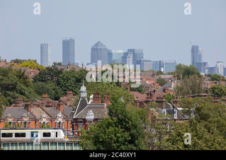 London, England. Juni 2020. Blick auf die Stadt Canary Wharf aus Brockwell Park in South London, England. Die Temperaturen erreichten in der Hauptstadt Höchststände von 28 Grad. (Foto von Sam Mellish / Alamy Live News) Stockfoto