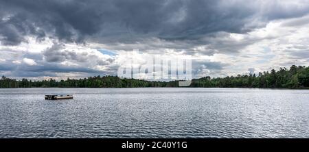 Floß schwimmt auf einem Northwoods See unter Sturmwolken. Bei Bedarf viel Platz für Kopien. Stockfoto