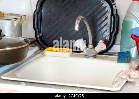 Alte Wasserhahn oder Waschbecken in der Küche Stockfoto