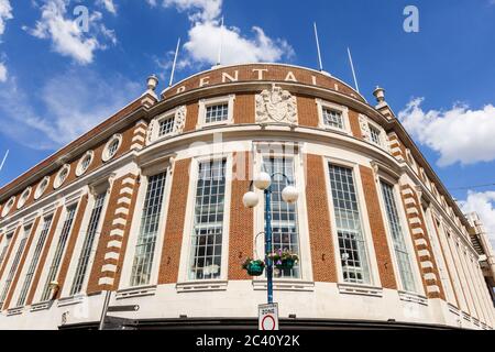 Vorderseite des Bentalls Department Store Gebäude im Zentrum von Kingston upon Thames, London, UK an einem sonnigen Tag Stockfoto