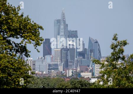 London, England. Juni 2020. Blick auf die Skyline der London Bridge, einschließlich des Shard Budilng, aufgenommen vom Brockwell Park in South London, England. Die Temperaturen erreichten in der Hauptstadt Höchststände von 28 Grad. (Foto von Sam Mellish / Alamy Live News) Stockfoto