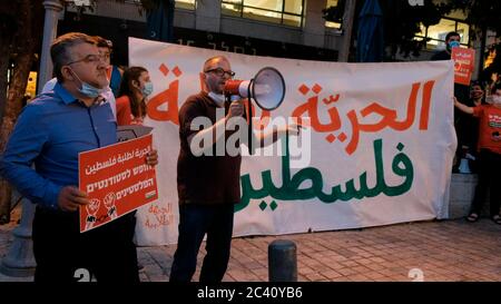 Ofer Cassif, Hadashs einziges jüdisches Mitglied, spricht über einen jüngsten Anstieg der Inhaftierungen palästinensischer Universitätsstudenten während eines Protestes arabisch-israelischer Studenten und Aktivisten von Hadasch, einer linksextremen politischen Koalition, die von der israelischen Kommunistischen Partei und anderen linken Gruppen vor dem russischen Kompound gebildet wurde („Al-Maskoubiyya“, auf Arabisch) Haftanstalt in West-Jerusalem gegen die Verhaftung palästinensischer Studenten aus Gründen wie Teilnahme an Demonstrationen und das Werfen von Steinen an israelische Soldaten. Stockfoto