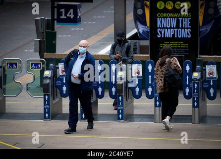 Die Öffentlichkeit trägt Schutzmasken in der Waverley Station in Edinburgh, während Schottland in die zweite Phase seines vierstufigen Plans übergeht, um den Lockdown zu erleichtern. Stockfoto