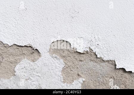 Wandschäden im Freien. Putz und Farbe verstopfen, Oberflächenbeschädigung. Geschälte Wand Hintergrund Stockfoto