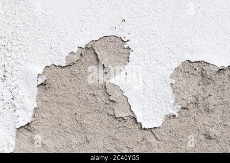 Wandschäden im Freien. Putz und Farbe verstopfen, Oberflächenbeschädigung. Geschälte Wand Hintergrund Stockfoto