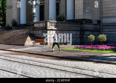 Man Hosing oder Druckwasch Pflaster vor Säätytalo (Haus der Estates) in Kruununhaka Bezirk in Helsinki, Finnland Stockfoto