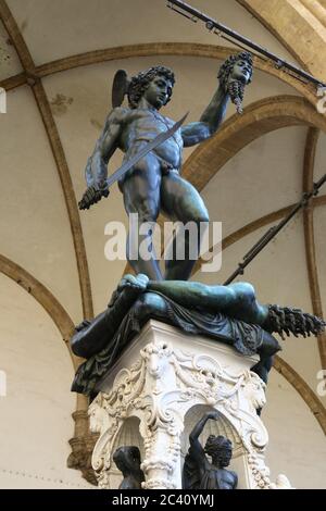 Perseus mit dem Kopf der Medusa, Bronzestatue von Benvenuto Cellini, Piazza Signoria, Florenz, Italien Stockfoto