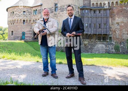 Grevenbroich, Deutschland. Juni 2020. EXKLUSIV - Jan Josef Liefers (r), Schauspieler, (als Karl-Friedrich Boerne) mit Morgenstern mit zwei Metallkugeln und Axel Prahl, Schauspieler, (als Frank Thiel) mit Armbrust, stehen vor Schloss Hülchrath während der Dreharbeiten zum neuen Tatort aus Münster. Ein Sendetermin für den Tatort mit dem Titel "Long Live The King" in der ARD ist noch nicht festgelegt. Quelle: Rolf Vennenbernd/dpa/Alamy Live News Stockfoto