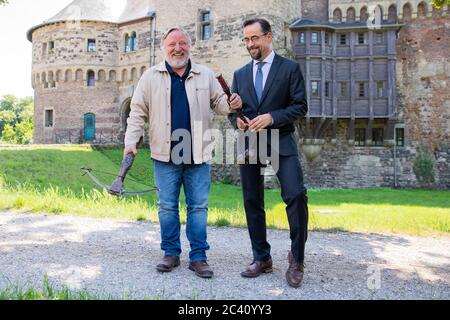 Grevenbroich, Deutschland. Juni 2020. EXKLUSIV - Jan Josef Liefers (r), Schauspieler, (als Karl-Friedrich Boerne) mit Morgenstern mit zwei Metallkugeln und Axel Prahl, Schauspieler, (als Frank Thiel) mit Armbrust, stehen vor Schloss Hülchrath während der Dreharbeiten zum neuen Tatort aus Münster. Ein Sendetermin für den Tatort mit dem Titel "Long Live The King" in der ARD ist noch nicht festgelegt. Quelle: Rolf Vennenbernd/dpa/Alamy Live News Stockfoto