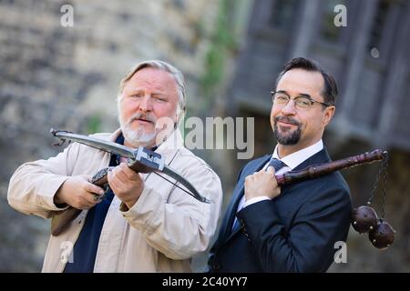 Grevenbroich, Deutschland. Juni 2020. EXKLUSIV - Jan Josef Liefers (r), Schauspieler, (als Karl-Friedrich Boerne) mit Morgenstern mit zwei Metallkugeln und Axel Prahl, Schauspieler, (als Frank Thiel) mit Armbrust, stehen vor Schloss Hülchrath während der Dreharbeiten zum neuen Tatort aus Münster. Ein Sendetermin für den Tatort mit dem Titel "Long Live The King" in der ARD ist noch nicht festgelegt. Quelle: Rolf Vennenbernd/dpa/Alamy Live News Stockfoto