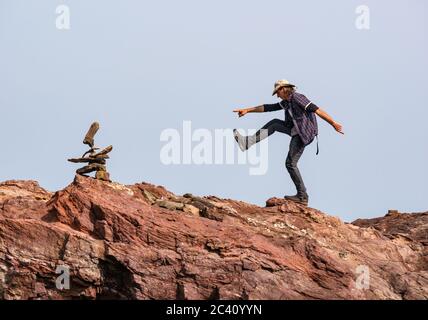 Pedro Duran Steinstapler Stein balancieren, European Stone Stacking Championship, Eye Cave Beach, Dunbar, East Lothian, Schottland, Großbritannien Stockfoto