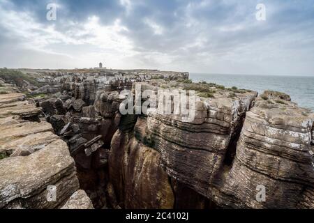 Hohe Klippen auf Peniche Halbinsel, Bezirk Leiria, Portugal Stockfoto