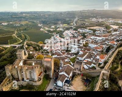 Luftaufnahme von Obidos mit historischen Mauern und Schloss, Bezirk Leiria, Portugal Stockfoto