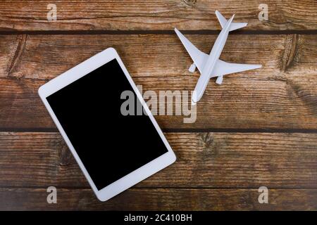 Sommerurlaub auf Holztisch Hintergrund Reise-Konzept mit digitalen Tablet Flugzeug Modell Flugzeug Stockfoto