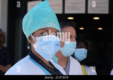 Brüssel, Belgien. Juni 2020. Die Beschäftigten des Gesundheitswesens nehmen an einem Protest Teil, der für bessere Arbeitsbedingungen im Krankenhaus Ixelles ruft. Quelle: ALEXANDROS MICHAILIDIS/Alamy Live News Stockfoto