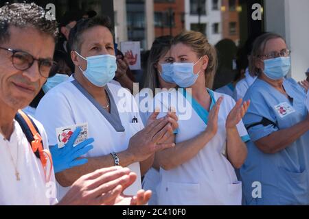 Brüssel, Belgien. Juni 2020. Die Beschäftigten des Gesundheitswesens nehmen an einem Protest Teil, der für bessere Arbeitsbedingungen im Krankenhaus Ixelles ruft. Quelle: ALEXANDROS MICHAILIDIS/Alamy Live News Stockfoto