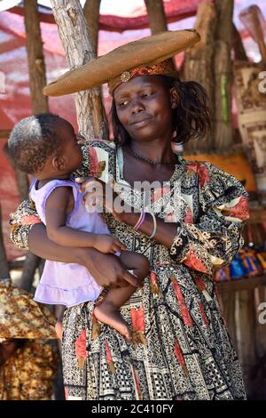 KAOKOLAND, NAMIBIA - 1. FEBRUAR 2016: Unbekannte Herero-Frau mit ihrer Tochter in traditioneller Kleidung in der Nähe von Opuwo. Namibia. Die Herero gehören zu den Stockfoto