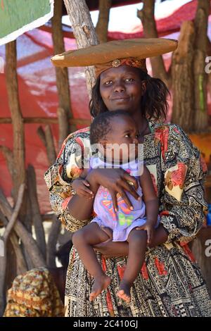 KAOKOLAND, NAMIBIA - 1. FEBRUAR 2016: Unbekannte Herero-Frau mit ihrer Tochter in traditioneller Kleidung in der Nähe von Opuwo. Namibia. Die Herero gehören zu den Stockfoto