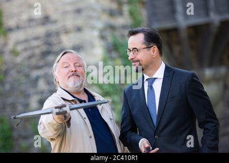 Grevenbroich, Deutschland. Juni 2020. EXKLUSIV - Jan Josef Liefers (r), Schauspieler, (als Karl-Friedrich Boerne) und Axel Prahl, Schauspieler, (als Frank Thiel) mit Armbrust, stehen vor Schloss Hülchrath während der Dreharbeiten zum neuen Tatort aus Münster. Ein Sendetermin für den Tatort mit dem Titel "Long Live The King" in der ARD ist noch nicht festgelegt. Quelle: Rolf Vennenbernd/dpa/Alamy Live News Stockfoto