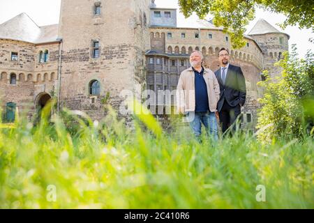 Grevenbroich, Deutschland. Juni 2020. EXKLUSIV - Jan Josef Liefers (r), Schauspieler, (als Karl-Friedrich Boerne) und Axel Prahl, Schauspieler, (als Frank Thiel) stehen vor der Burg Hülchrath während der Dreharbeiten zum neuen Tatort aus Münster. Ein Sendetermin für den Tatort mit dem Titel "lang lebe der König" in der ARD ist noch nicht festgelegt. Quelle: Rolf Vennenbernd/dpa/Alamy Live News Stockfoto