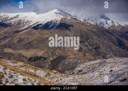 Malerische Aussicht auf die kurvenreiche Straße in Crown Range, Neuseeland Stockfoto