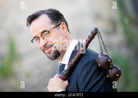 Grevenbroich, Deutschland. Juni 2020. EXKLUSIV - Jan Josef Liefers, Schauspieler (als Karl-Friedrich Boerne), steht vor Schloss Hülchrath während der Dreharbeiten zum neuen Tatort aus Münster mit einem Morgenstern mit zwei Metallkugeln. Ein Sendetermin für den Tatort mit dem Titel "lang lebe der König" in der ARD ist noch nicht festgelegt. Quelle: Rolf Vennenbernd/dpa/Alamy Live News Stockfoto