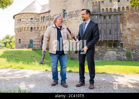 Grevenbroich, Deutschland. Juni 2020. EXKLUSIV - Jan Josef Liefers (r), Schauspieler, (als Karl-Friedrich Boerne) mit Morgenstern mit zwei Metallkugeln und Axel Prahl, Schauspieler, (als Frank Thiel) mit Armbrust, stehen vor Schloss Hülchrath während der Dreharbeiten zum neuen Tatort aus Münster. Ein Sendetermin für den Tatort mit dem Titel "Long Live The King" in der ARD ist noch nicht festgelegt. Quelle: Rolf Vennenbernd/dpa/Alamy Live News Stockfoto