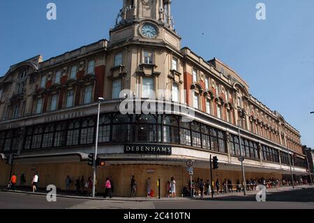 London, Großbritannien. Juni 2020. Lange Warteschlangen am TK Maxx am Dienstagnachmittag in Clapham Junction. Kredit: JOHNNY ARMSTEAD/Alamy Live Nachrichten Stockfoto