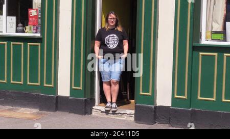 Louise Singleton, Vermieterin der Kelham Island Tavern in Sheffield, sagt, dass sie etwas mehr als eine Woche Zeit hat, um alles zu erarbeiten, von der Beschaffung ihres Bieres bis hin zur Schulung ihrer Mitarbeiter für eine ganz neue Welt des Tischservice, Einwegsystemen und abstandigen Tischen. Wie Vermieter sagen, werden sie über die Richtlinien der Regierung poring, um genau zu erarbeiten, wie sie ihre Pubs anpassen müssen und noch in der neuen Welt nach der Sperrung überleben. Stockfoto