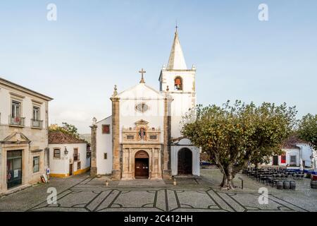 Historische Kirche im Stadtzentrum von schönen Obidos, Portugal Stockfoto