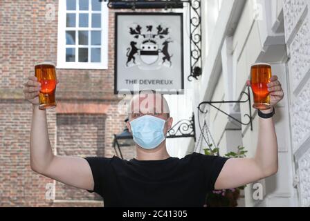 Tony Bennett, der Besitzer des Devereux Pub in Temple, London. Die Chefs von Pubs und Gastgewerbe haben die Vorschläge der Regierung, Kunden am 4. Juli wieder durch ihre Türen zu lassen, als "willkommene Erleichterung" bejubelt. Stockfoto