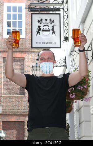 Tony Bennett, der Besitzer des Devereux Pub in Temple, London. Die Chefs von Pubs und Gastgewerbe haben die Vorschläge der Regierung, Kunden am 4. Juli wieder durch ihre Türen zu lassen, als "willkommene Erleichterung" bejubelt. Stockfoto