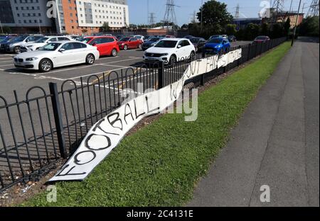 Ein Banner mit der Aufschrift „Fußball ohne Fans ist nichts“ vor dem King Power Stadium als Leicester City Gastgeber Brighton & Hove Albion im Premier League-Spiel. Stockfoto