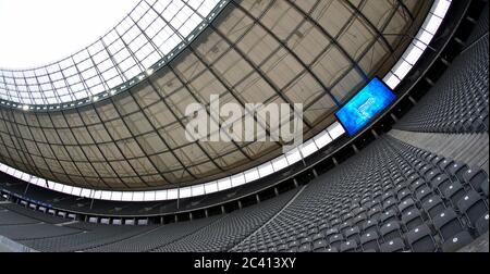 Berlin, Deutschland. Juni 2020. Fußball, Bundesliga, Hertha BSC - Bayer 04 Leverkusen, 33. Spieltag, Olympiastadion: Das Vereinslogo von Hertha BSC ist auf einer Videoleinwand über den leeren Zuschauertribünen zu sehen. Quelle: Michael Sohn/AP/POOL/dpa - WICHTIGER HINWEIS: Gemäß den Bestimmungen der DFL Deutsche Fußball Liga und des DFB Deutscher Fußball-Bund ist es untersagt, im Stadion und/oder aus dem Spiel aufgenommene Aufnahmen in Form von Sequenzbildern und/oder videoähnlichen Fotoserien zu nutzen oder auszunutzen./dpa/Alamy Live News Stockfoto