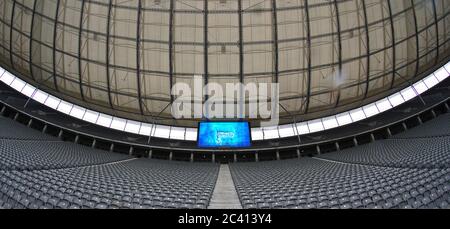 Berlin, Deutschland. Juni 2020. Fußball, Bundesliga, Hertha BSC - Bayer 04 Leverkusen, 33. Spieltag, Olympiastadion: Das Vereinslogo von Hertha BSC ist auf einer Videoleinwand über den leeren Zuschauertribünen zu sehen. Quelle: Michael Sohn/AP/POOL/dpa - WICHTIGER HINWEIS: Gemäß den Bestimmungen der DFL Deutsche Fußball Liga und des DFB Deutscher Fußball-Bund ist es untersagt, im Stadion und/oder aus dem Spiel aufgenommene Aufnahmen in Form von Sequenzbildern und/oder videoähnlichen Fotoserien zu nutzen oder auszunutzen./dpa/Alamy Live News Stockfoto