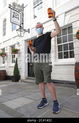 Tony Bennett, der Besitzer des Devereux Pub in Temple, London. Die Chefs von Pubs und Gastgewerbe haben die Vorschläge der Regierung, Kunden am 4. Juli wieder durch ihre Türen zu lassen, als "willkommene Erleichterung" bejubelt. Stockfoto