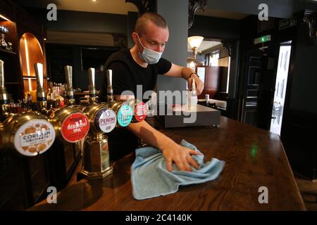 Tony Bennett, der Besitzer des Devereux Pub in Temple, London. Die Chefs von Pubs und Gastgewerbe haben die Vorschläge der Regierung, Kunden am 4. Juli wieder durch ihre Türen zu lassen, als "willkommene Erleichterung" bejubelt. Stockfoto