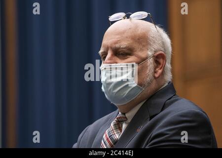 Washington, Usa. Juni 2020. Robert Redfield, Direktor des Centers for Disease Control and Prevention (CDC), bereitet sich darauf vor, am Dienstag, den 23. Juni 2020, vor dem Energie- und Handelsausschuss des Repräsentantenhauses in Washington, DC, Aussagen zu treffen. Die Gesundheitsbehörden der Trump-Regierung werden den Gesetzgebern mitteilen, dass ihre Behörden sich auf eine Grippesaison vorbereiten, die durch die Coronavirus-Pandemie kompliziert wird. Pool Foto von Sarah Silbiger/UPI Kredit: UPI/Alamy Live News Stockfoto