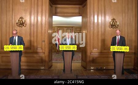 Bildschirmabtaster von (von links nach rechts), dem wissenschaftlichen Berater Sir Patrick Vallance, Premierminister Boris Johnson und dem britischen Chief Medical Officer Chris Witty, während einer Medienbesprechung in Downing Street, London, zum Coronavirus (COVID-19). Stockfoto