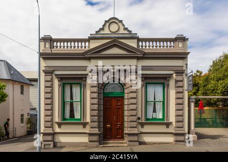 Akaroa, Canterbury, Neuseeland: Das alte Schifffahrtsbüro, gegründet 1895, jetzt eine Bed-and-Breakfast Unterkunft Stockfoto