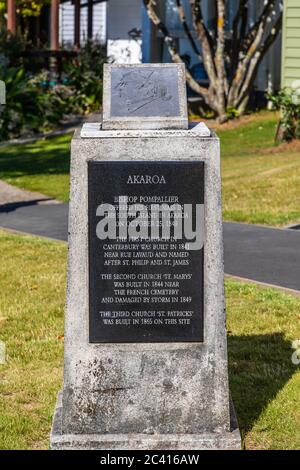 Akaroa, Neuseeland: Gedenkstätte für Bischof Pampallier, die am 25.10.1840 in Akaroa die erste Messe abhielt. Errichtet vor der katholischen Kirche St. Patricks. Stockfoto