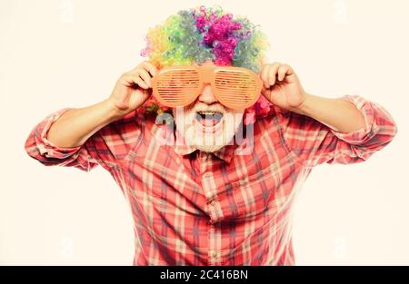 Man älteren bärtigen fröhliche Person tragen bunte Perücke und Sonnenbrille. Ältere Clown. Spaß haben. Lustige Lebensstil. Spaß und Unterhaltung. Comic grandfat Stockfoto