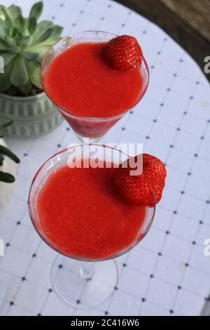 Hausgemachte gefrorene Erdbeer-Cocktails im Garten Stockfoto