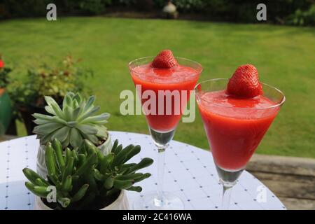 Hausgemachte gefrorene Erdbeer-Cocktails im Garten Stockfoto